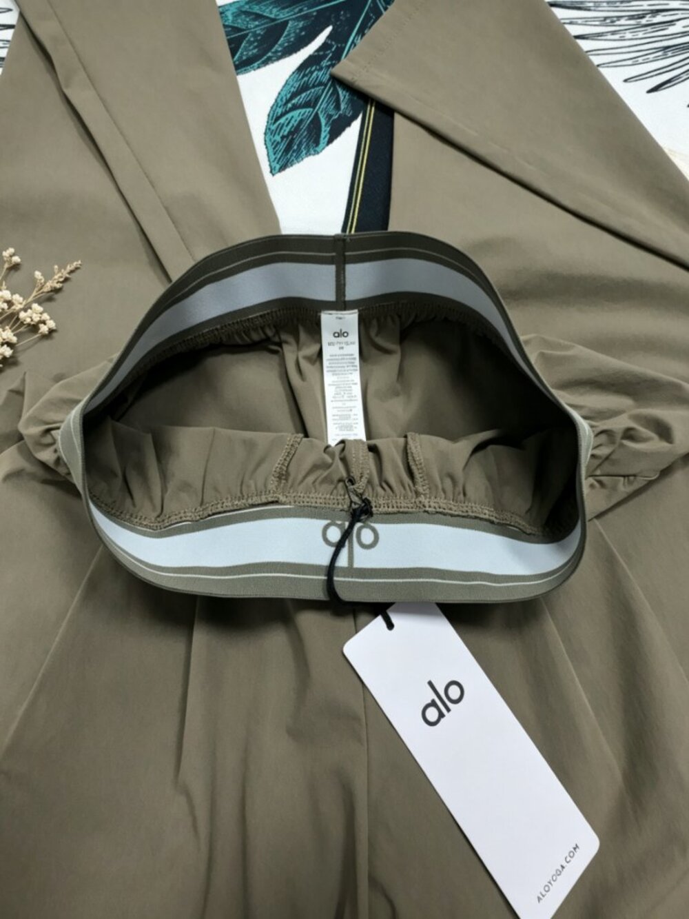 😘NWT ALO Yoga Olive Suit Up Trouser Regular 30" Inseam Wide Relaxed Fit🧚 - Picture 9 of 10